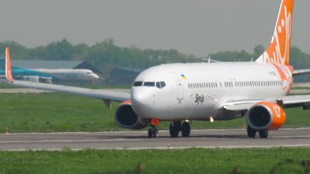 Almaty Kazakhstan May 2019 Boeing 737 Skyup Airlines Taxiing Runway — Stockvideo