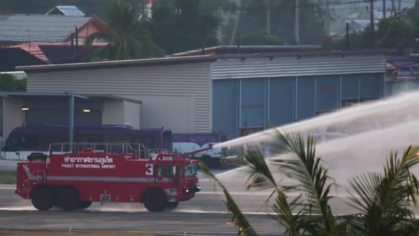 Phuket Thailand November 2016 Airport Fire Truck Spraying Water Runway — Stock Video