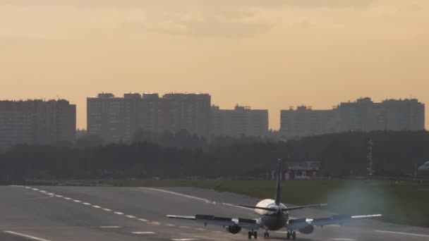 Αναγνωρίσιμο Επιβατικό Αεροπλάνο Επιβραδύνει Μετά Την Προσγείωση Στο Ηλιοβασίλεμα Πίσω — Αρχείο Βίντεο