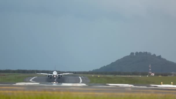 Düsenflugzeuge Verlangsamen Sich Nach Der Landung Vorderansicht Flugzeugbremsung Ankunft — Stockvideo