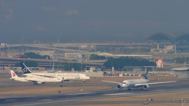 Hong Kong November 2019 Long Shot Airplane Cathay Pacific Picking — Stockvideo