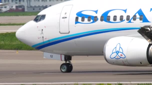 Almaty Kazakhstan 2019年5月4日 サイドビューカザフスタンのアルマトイ空港での離陸前に Scat航空737のボーイング 観光と旅行のコンセプト — ストック動画