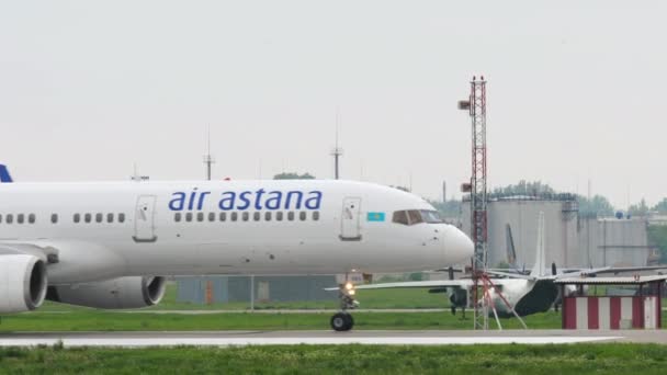 Almaty Kazakhstan Μαΐου 2019 Boeing 757 Air Astana Taxiing Almaty — Αρχείο Βίντεο