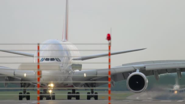 Dusseldorf Germany July 2017 Front View Huge Emirates Airbus A380 — Vídeo de Stock