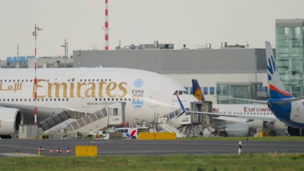 2017年7月23日 エミレーツ航空のエアバスA380がデュッセルドルフ空港に到着し ターミナル サイドビューにタクシーで行きました ワイドボディダブルデッキ4エンジンターボジェット旅客機 — ストック動画