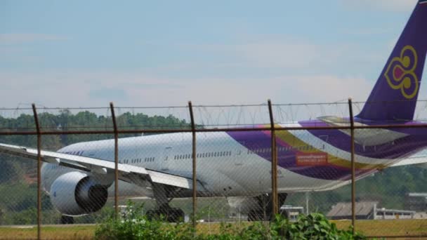 Phuket Thailand December 2018 Boeing 777 Thai Airways Taxiing Runway — Stockvideo