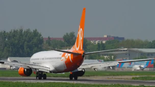 Almaty Kazakhstan May 2019 Boeing 737 Skyup Airlines Taxiing Almaty — Vídeo de stock