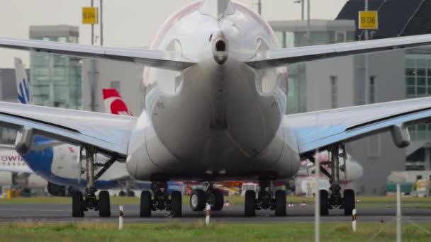 2017年7月23日 ドイツ デュッセルドルフ空港のターミナルに到着後 エミレーツ航空A380がタクシーで移動 4基のエンジン2段式ワイドボディ機の到着 — ストック動画