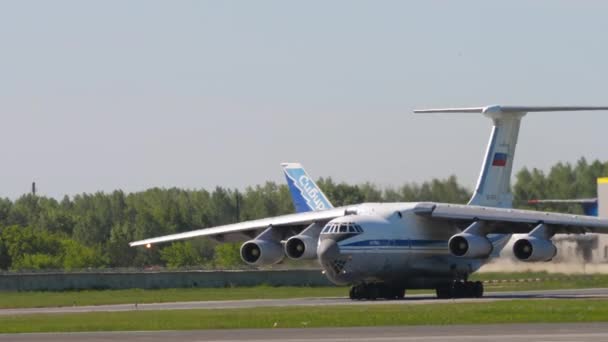 Novosibirsk Russian Federation Juny 2022 Middle Shot Transport Aircraft Taxiing — Stock video