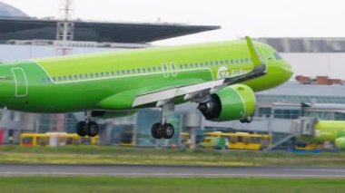 NOVOSIBIRSK, RUSSIAN FEDERATION - JULY 15, 2022: Airbus A320, RA-73463 of S7 Airlines landing at Tolmachevo airport, side view. Footage of a passenger plane arriving. Tourism and travel concept