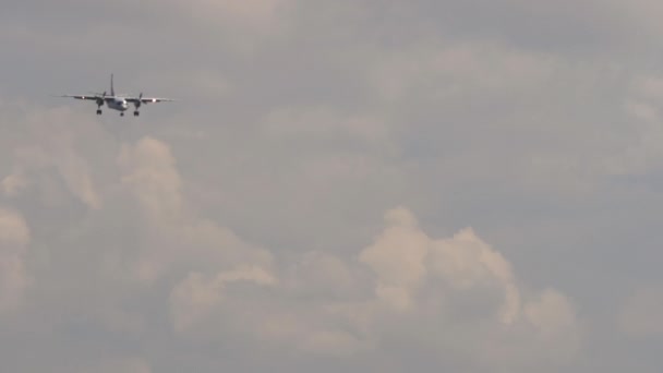 Turboprop Unrecognizable Aircraft Sky Descending Landing Long Shot Civil Passenger — Stok video