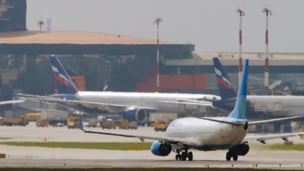 Moscú Federación Rusa Julio 2021 Boeing 737 Pobeda Inicio Pista — Vídeos de Stock