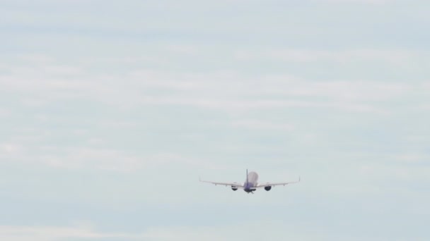 ジェット旅客機が離陸し 早朝に曇りの空に登る 観光と旅行のコンセプト — ストック動画