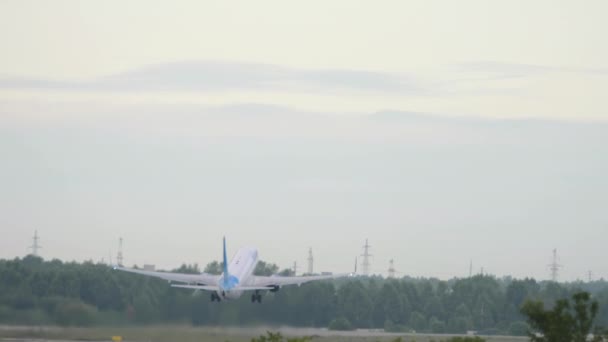 Novosibirsk Russian Federation July 2022 Rear View Boeing 737 Pobeda — Stockvideo
