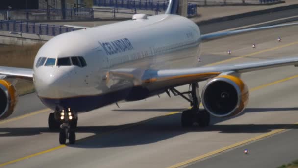 Франкфурт Майн Германия Июля 2017 Года Boeing 767 Icelandair Taxiing — стоковое видео