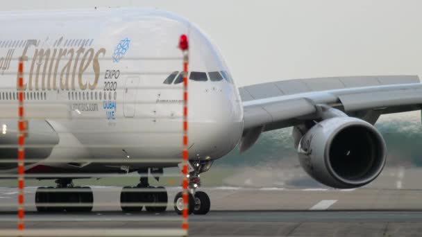 ドイツ デュッセルドルフ 2017年7月23日 デュッセルドルフ空港のターミナルに着陸後のエミレーツ航空A380の閉鎖ショット — ストック動画