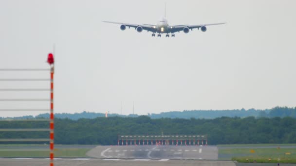 4機のエンジン ダブルデッキ機が着陸に近づいている 巨大な認識できない航空会社の飛行の映像 空港に到着した飛行機のシルエット — ストック動画