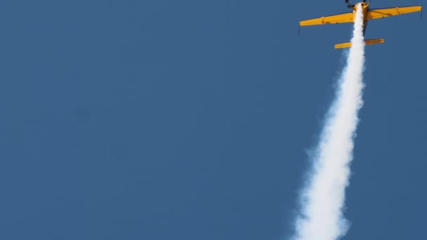 Жовтий Спортивний Літак Літає Високо Небі Виконуючи Вражаючі Трюки — стокове відео