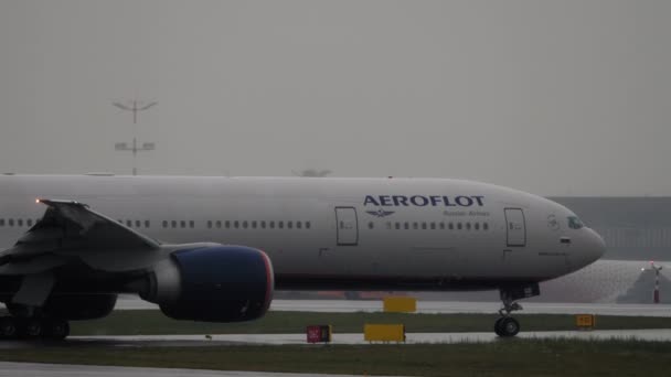 Moscow Russian Federation July 2021 Boeing 777 Aeroflot Rides Taxiway — Wideo stockowe
