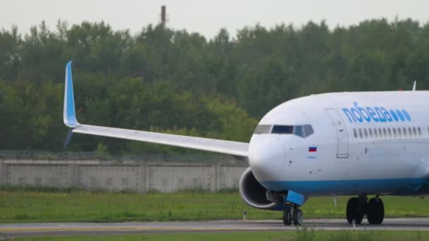 Novosiirsk ロシア連邦 2022年7月15日 トルマチェヴォ空港でのボーイング737ポベダ航空のタクシーの映像 観光と旅行のコンセプト — ストック動画