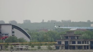 KAZAN, Rusya Federasyonu, 14 Haziran 2019: çarpıcı akrobatik numaralar yapan spor uçağı. Konsept spor ve ekstrem. Kızıl Boğa Hava Yarışı Dünya Şampiyonası.