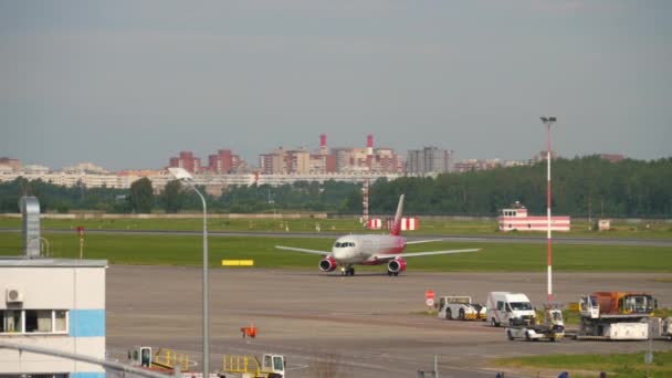 Saint Petersburg Russia July 2022 Sukhoi Superjet Rossiya Taxiing Airfield — Video