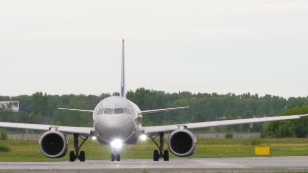 Novosibirsk Russian Federation July 2022 Airbus A320Neo 73662 Smartavia Taxiing — Stockvideo