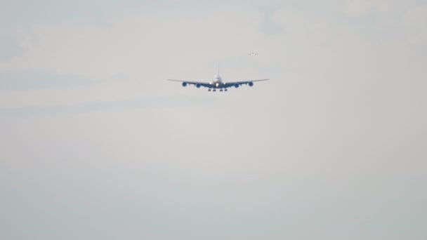Widebody四引擎飞机接近着陆 前视镜为远射 旅游和航空概念 — 图库视频影像