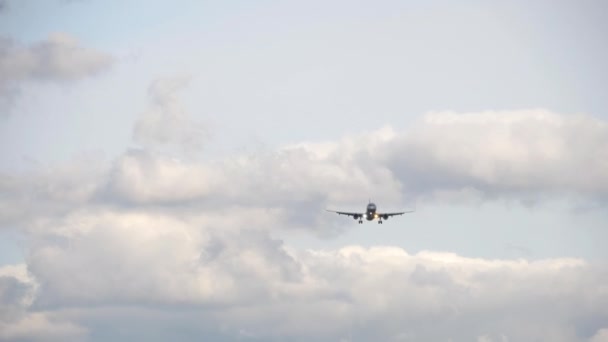 Front View Passenger Jet Aircraft Approaching Landing Cloudy Gray Sky — Stockvideo