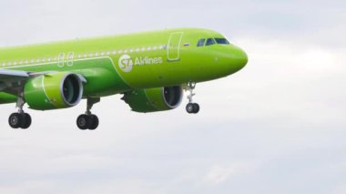 NOVOSIBIRSK, RUSSIAN FEDERATION - JULY 15, 2022: Airbus A320 of S7 Airlines landing at Tolmachevo airport. Footage of a passenger plane flies. Tourism and travel concept