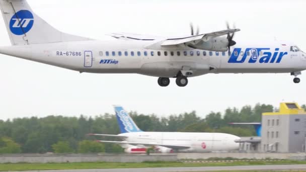 Novosibirsk Russian Federation July 2022 Turboprop Passenger Plane Atr 67686 — Vídeo de stock