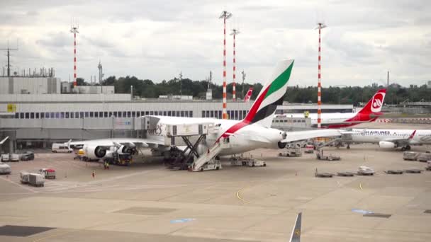 Dusseldorf 2017年7月23日 位于杜塞尔多夫机场航站楼的A380 Emirates空中客车 使用伸缩桥登机的乘客 飞行前服务 — 图库视频影像