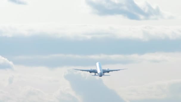 Jet Unrecognizable Plane Takeoff Climb Cloudy Sky View Back Long — Vídeos de Stock