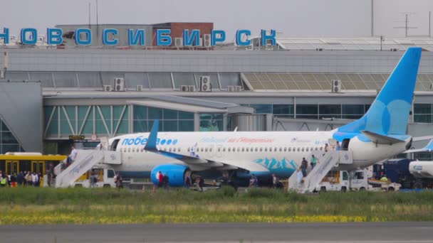 Novosibirsk Russian Federation July 2022 Footage Passengers Get Plane Pobeda — Stockvideo