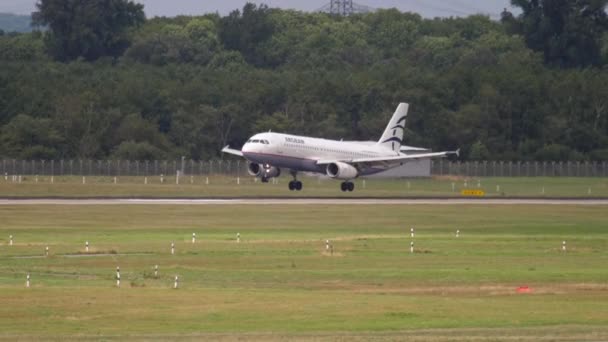 Dusseldorf Jermany 2017 Pesawat Komersial Dari Aegean Airlines Mendarat Menyentuh — Stok Video