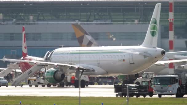 ドイツのデュッセルドルフ空港での離陸準備が整いました 2017年7月23日 ドイツの旅客機がデュッセルドルフ空港で離陸する準備が整いました 観光と旅行のコンセプト — ストック動画