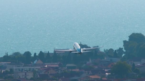 ロシア 2022年7月30日 ボーイング737ノードスター航空会社はソチ国際空港で海上を離陸します 観光と旅行の概念 航空会社は高度を上げて飛び去る — ストック動画