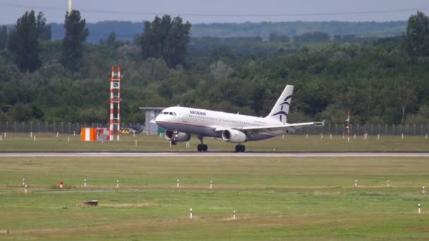 2017年7月23日 エーゲ海航空の商用機がデュッセルドルフ空港に到着 エーゲ海航空はギリシャの航空会社 観光と旅行のコンセプト — ストック動画