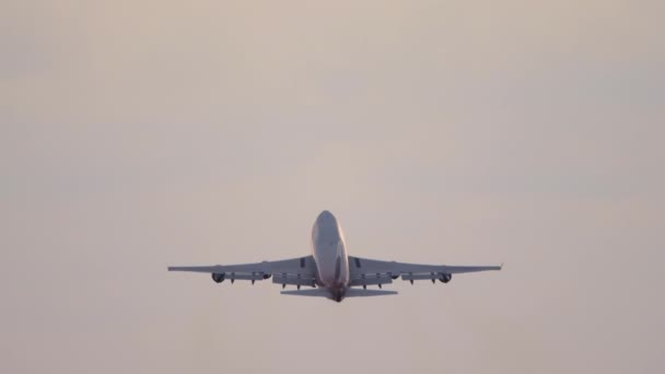 ワイドボディ4エンジン航空機の離陸と登ると 背面からの長いショットを表示します 観光と旅行のコンセプト — ストック動画