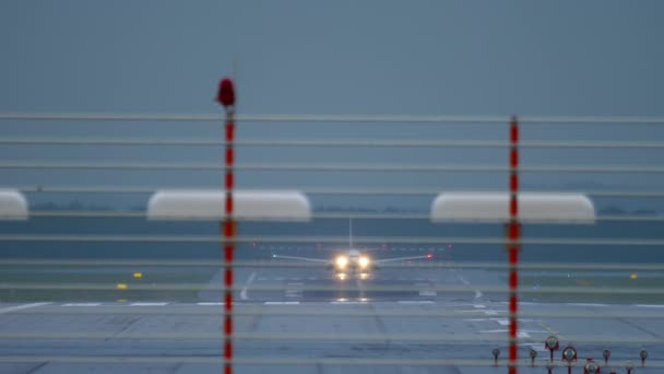 Airplane Speeding Takeoff Early Morning Runway End View Landing Lights — Video Stock