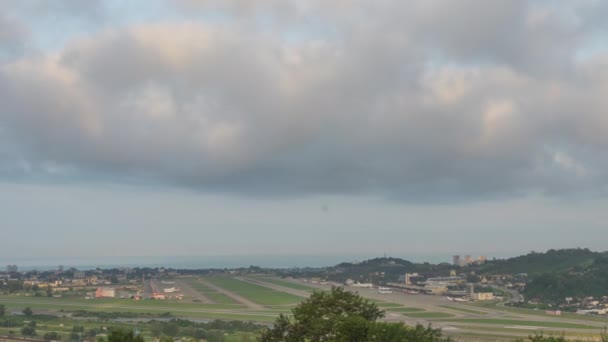 Timelapse Σύννεφα Επιπλέουν Πάνω Από Αεροδρόμιο Αεροδρόμιο Και Κίνηση Πανοραμική — Αρχείο Βίντεο