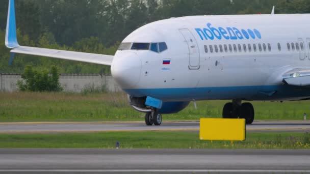Novosibirsk Russian Federation July 2022 Boeing 737 73229 Авіакомпанії Pobeda — стокове відео