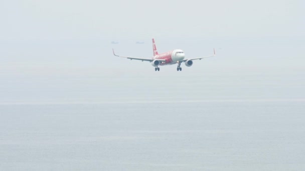 タイのプーケット 2017年11月28日 Airasia航空会社のエアバスA320がプーケット空港に着陸しました アジアの飛行機は海の背景を飛ぶ 観光と旅行のコンセプト — ストック動画