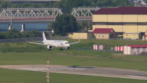 Sochi Russia July 2022 Passenger Airplane Ural Airlines Approaching Landing — Stockvideo