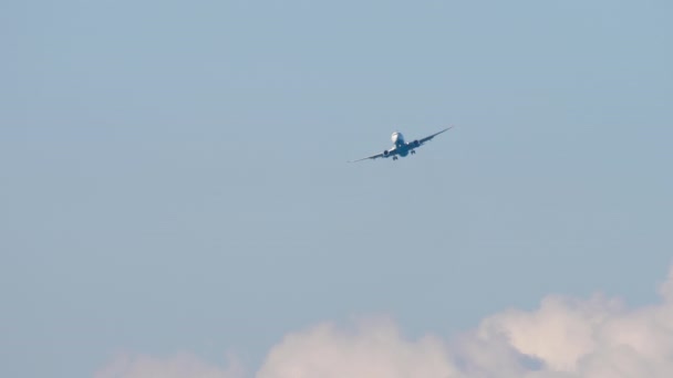 Unrecognizable Passenger Plane Gaining Altitude Takeoff Airliner Flying High Overhead — Stockvideo
