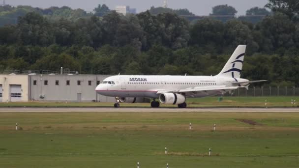 Dusseldorf Germany July 2017 Passenger Plane Aegean Airlines Braking Landing — Stock video