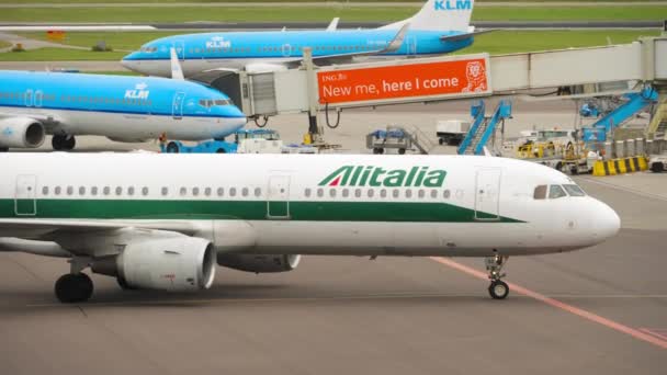 Amsterdam Κατω Χωρεσ Ιουλιου 2017 Επιβατικό Αεροπλάνο Alitalia Που Τροχοδρομεί — Αρχείο Βίντεο