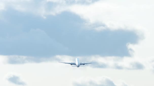 長いショット後部ビューでは ジェット旅客機が飛んでいきます 雲の多い空を背景に離陸する飛行機 観光と旅行のコンセプト — ストック動画