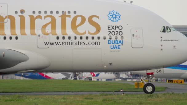 Dusseldorf 2017年7月23日 客机A380 Eoo Emirates在杜塞尔多夫机场滑行 Widebody飞机到达 旅游和旅行概念 — 图库视频影像