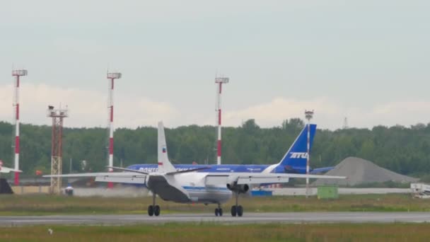 Novosibirsk Ρωσία Ιουλίου 2022 Αεροσκάφος Μεταφοράς Antonov 26280 Προσγειώνεται Και — Αρχείο Βίντεο